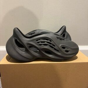Yeezy onyx foam runners